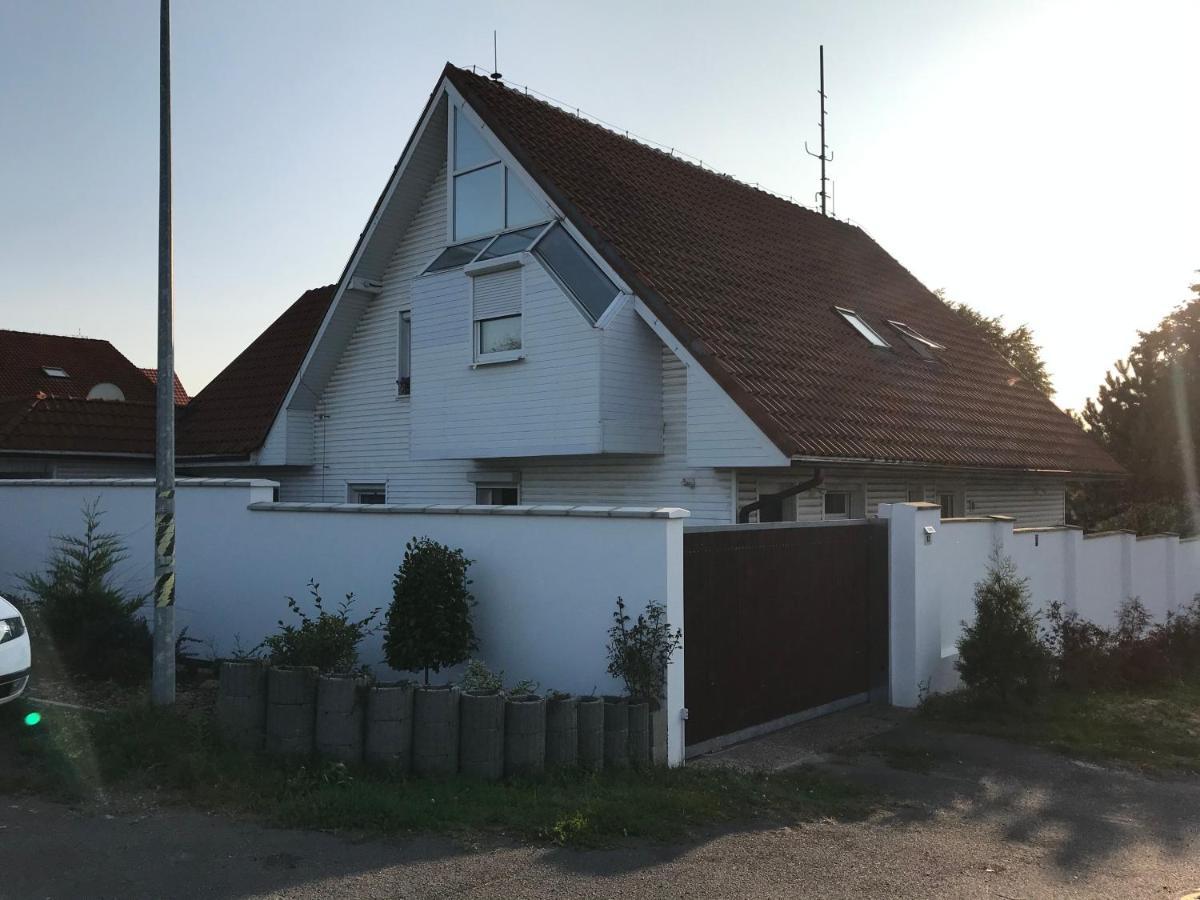 Homestay U Hanky Zdiby Buitenkant foto