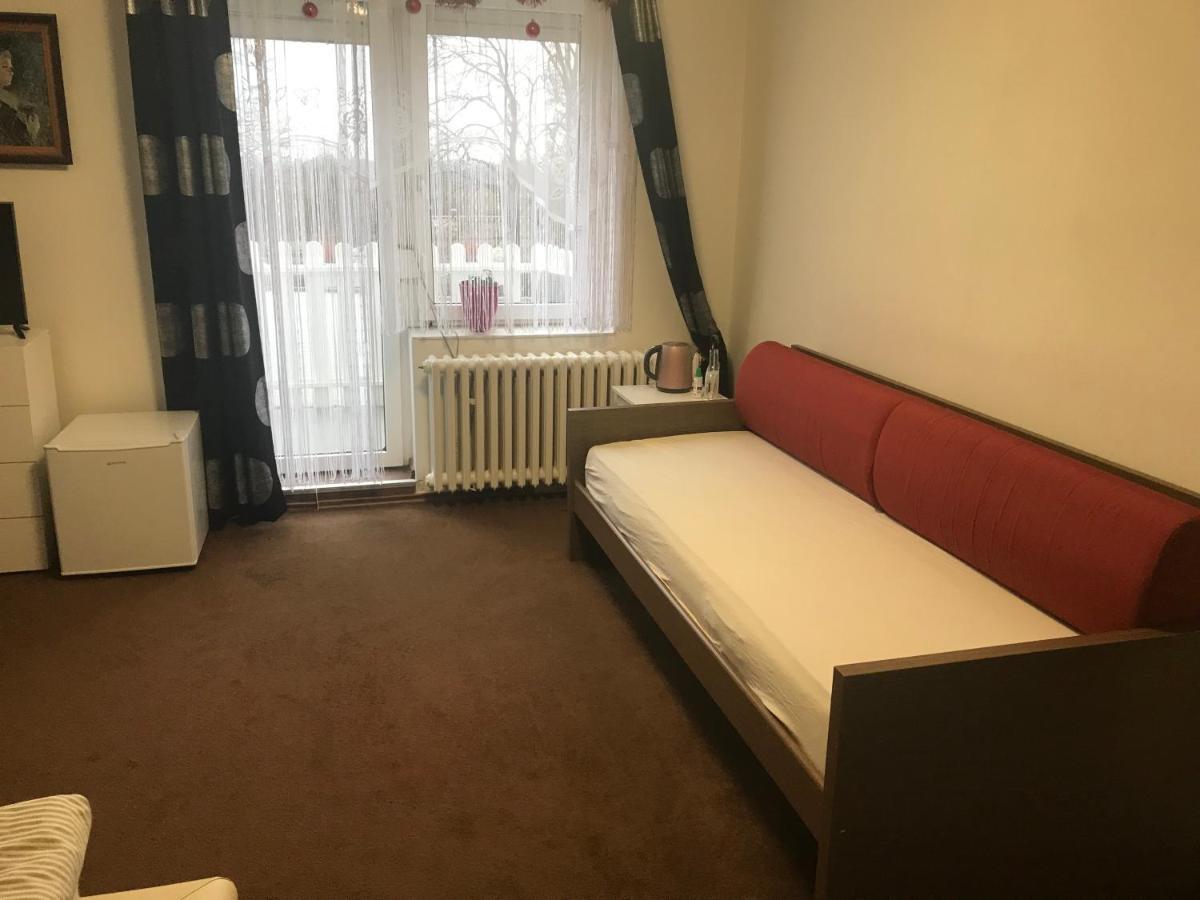 Homestay U Hanky Zdiby Buitenkant foto