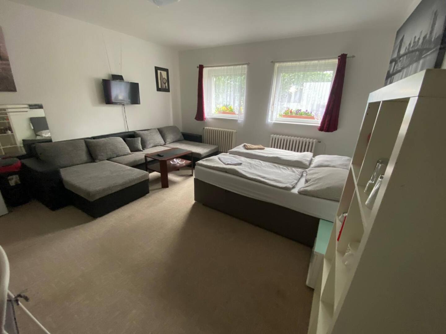 Homestay U Hanky Zdiby Buitenkant foto
